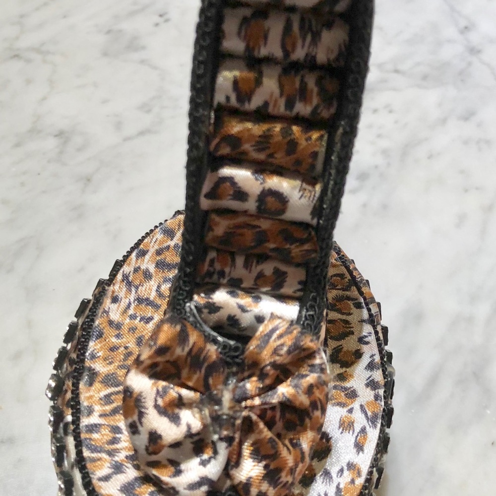 High Heel Leopard Ring & Jewelry Box - Picture 5 of 6